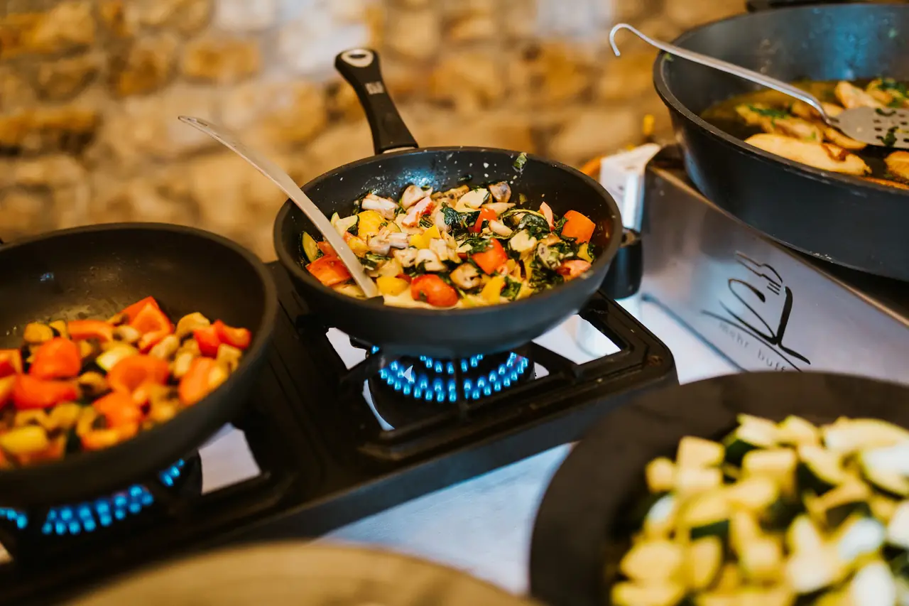 Pfannen über offener Flamme — Live-Cooking von SL mehr buffet