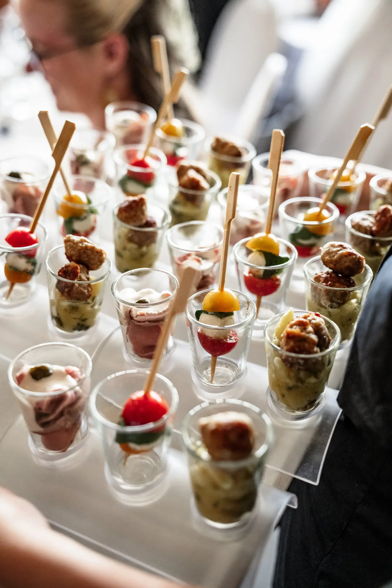 Fingerfood in Gläsern zum Empfang