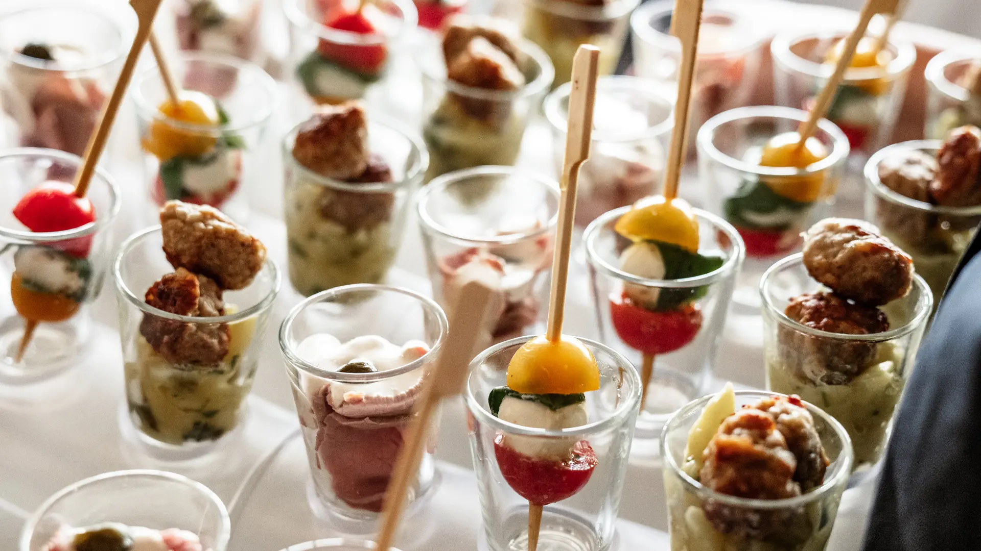 Fingerfood in Gläsern zum Empfang