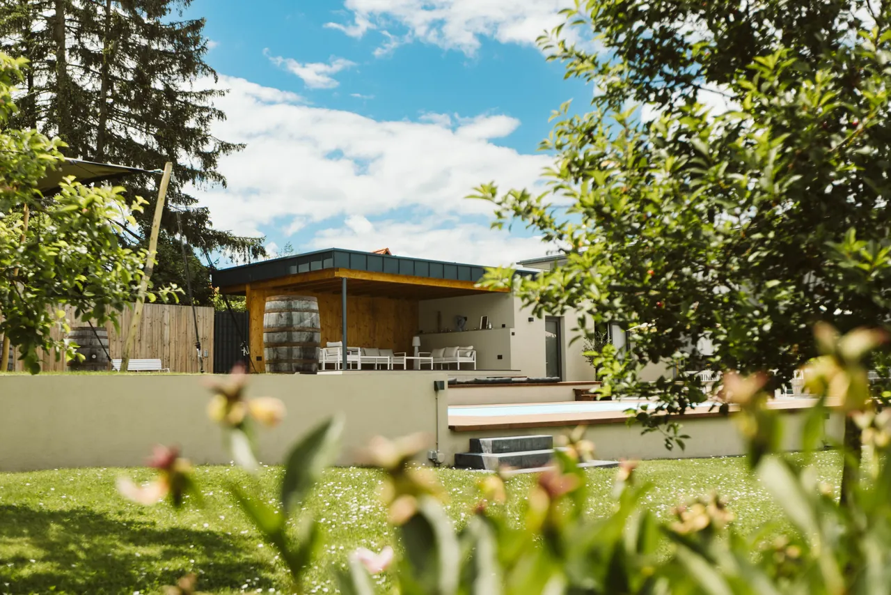 Garten des Weinguts Deiß mit Blick auf die Veranstaltungsräume