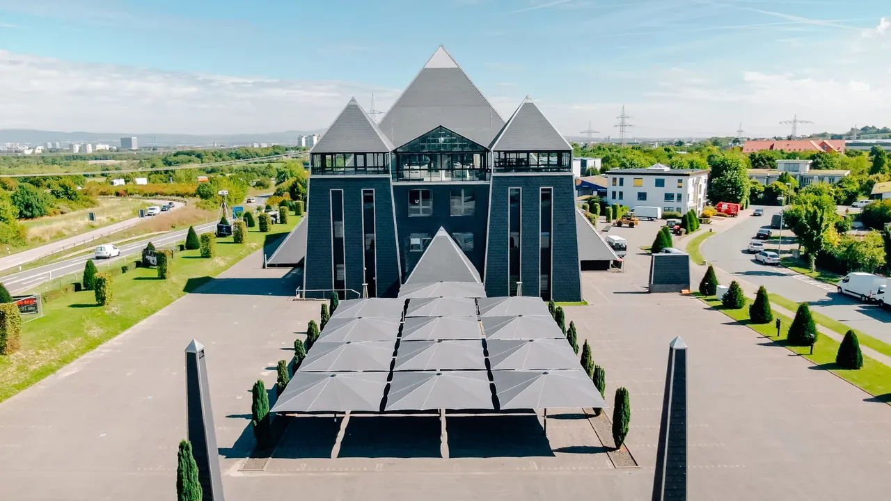 Pyramide Mainz mit Außenbereich und Sonnenschirmen