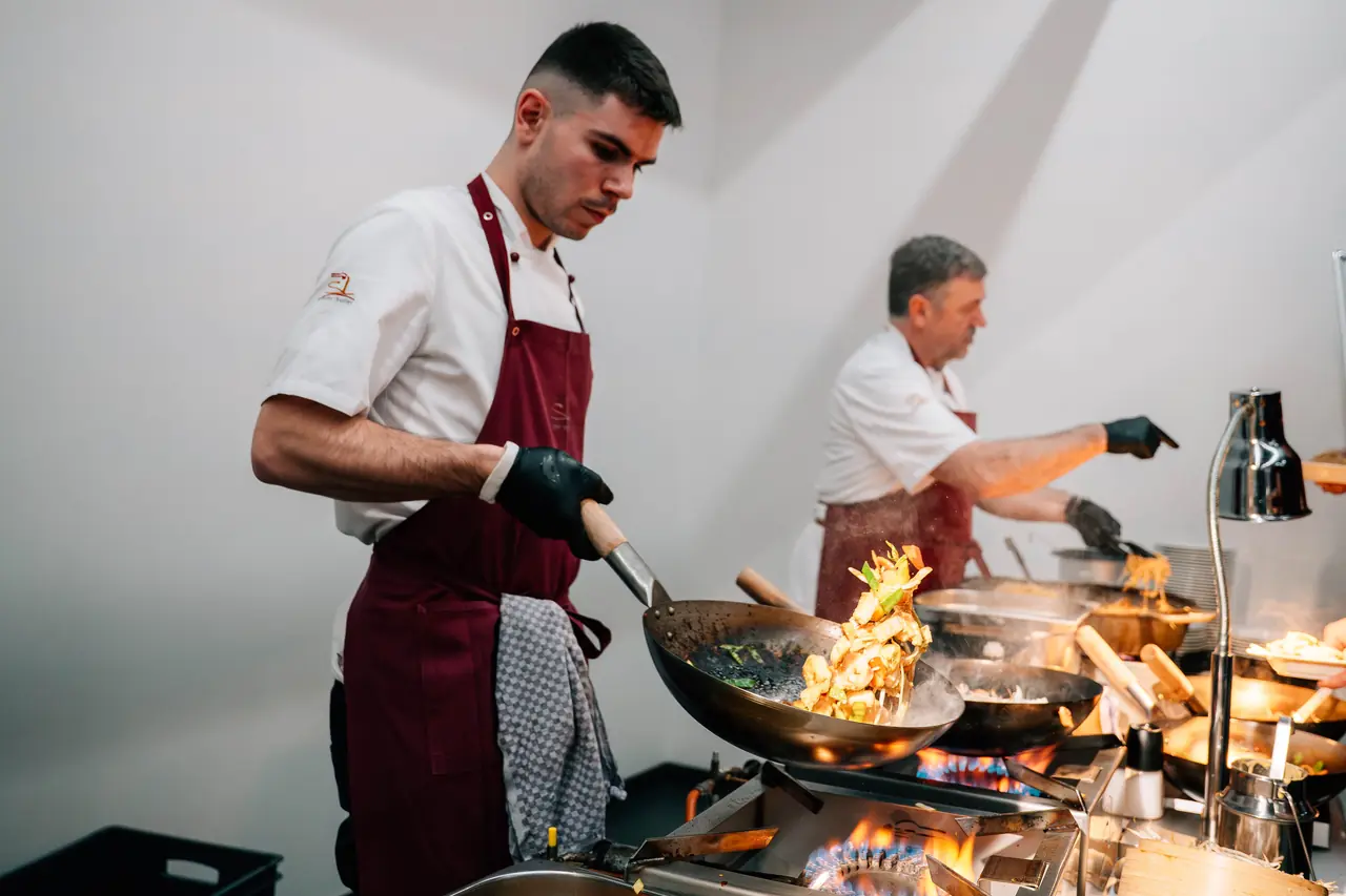 Zwei Köche von SL mehr buffet arbeiten an Pfannen-Stationen